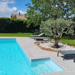 https://chez-amelie.hotels-rhonealpes.com